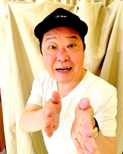 大野智から贈られた帽子をかぶる上島竜兵（画像は『dachoclub_official 2017年6月29日付Instagram「今夜のTBS「櫻井・有吉THE夜会」ご覧頂けましたでしょうか？」』のスクリーンショット）