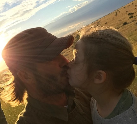 デヴィッド・ベッカム、娘とのキスはノープロブレム？（画像は『David Beckham 2017年6月2日付Instagram「Kiss for Daddy」』のスクリーンショット）