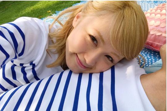 Amiの添い寝ショット（画像は『Dream Ami 2017年6月27日付Instagram「＃デートなう」』のスクリーンショット）