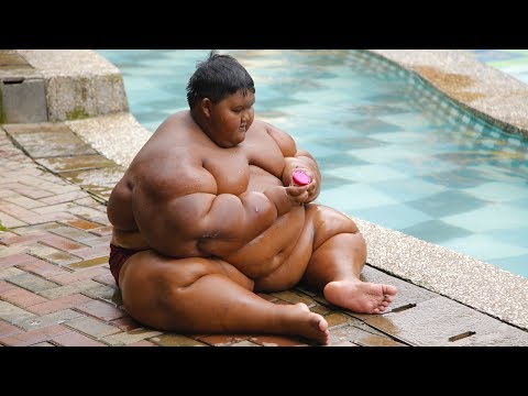 世界一の肥満児、胃切除手術を受ける（画像は『Barcroft TV 2017年5月31日公開 YouTube「World's Heaviest Child: Extraordinary People Teaser」』のサムネイル）