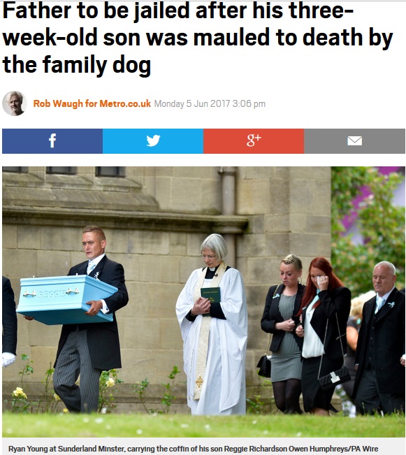 亡き息子の棺を抱える父親（画像は『Metro　2017年6月5日付「Father to be jailed after his three-week-old son was mauled to death by the family dog（Owen Humphreys/PA Wire）』のスクリーンショット）