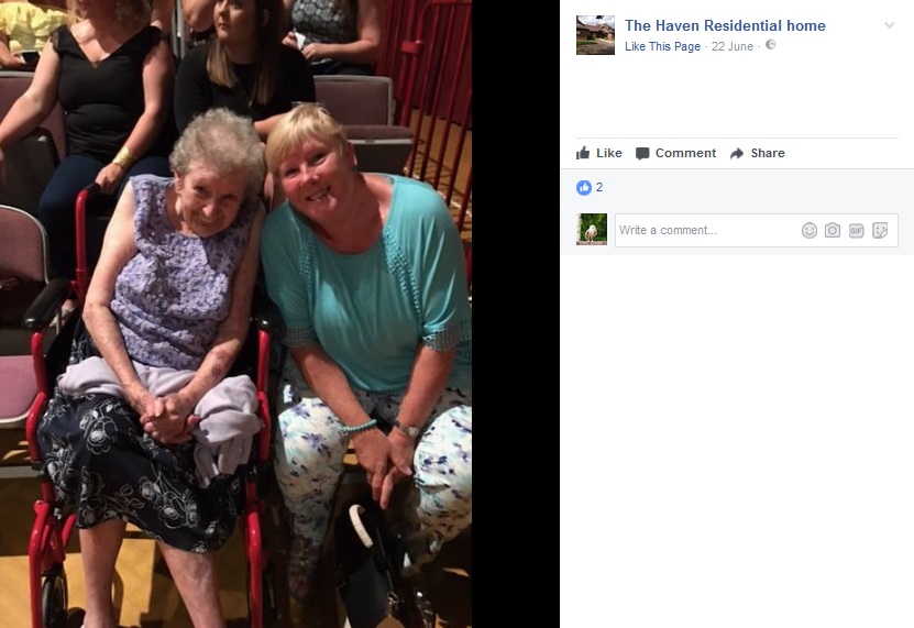 98歳のおばあちゃん、長年の夢だった男性ストリップショーを観劇（画像は『The Haven Residential home 2017年6月22日付Facebook』のスクリーンショット）