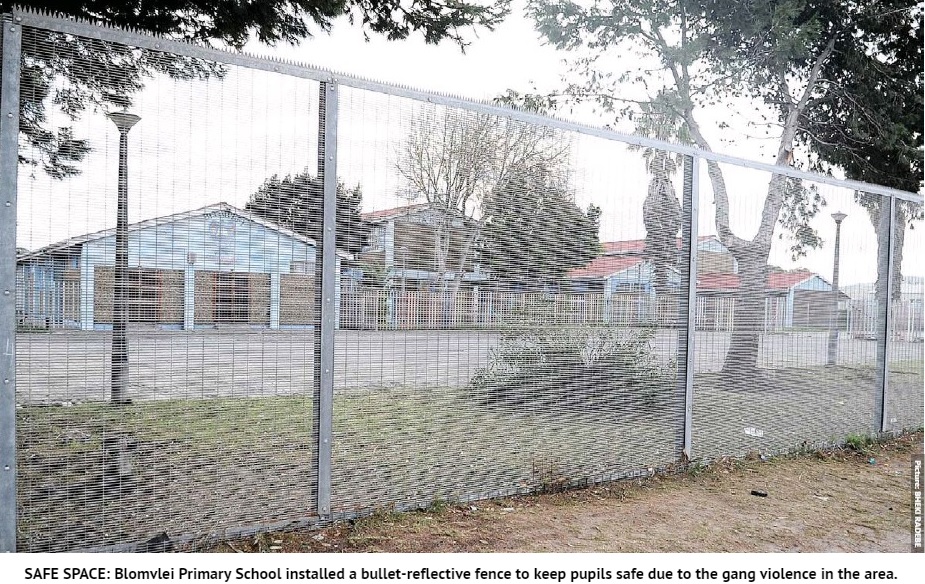 防弾フェンスが設置された小学校（画像は『PressReader　2017年6月19日付「Rise in bullet-proof fences at Cape schools」』のスクリーンショット）