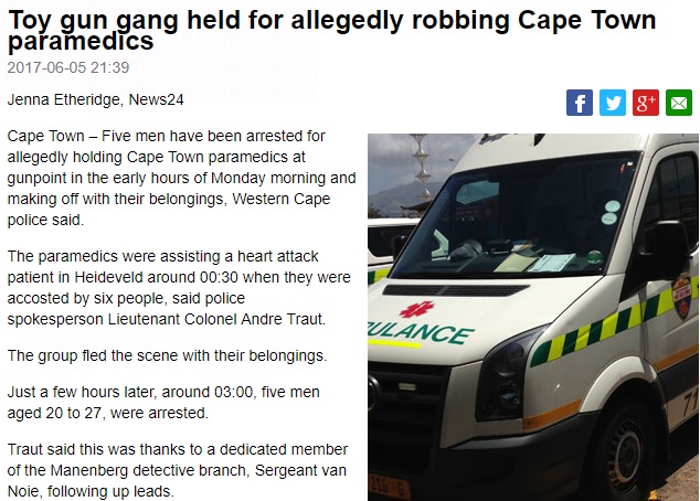 おもちゃの銃で救急車が襲われる（画像は『News24　2017年6月5日付「Toy gun gang held for allegedly robbing Cape Town paramedics」（Duncan Alfreds、News24）』のスクリーンショット）