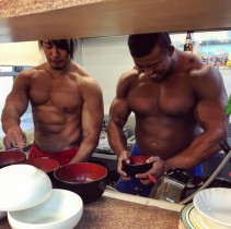 【エンタがビタミン♪】棚橋弘至が北村克哉と台所で洗い物　上半身裸の2人に「最高の筋肉キッチン！」