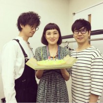 【エンタがビタミン♪】斎藤工が板谷由夏を凝視　目線の先は彼女の持つ誕生日ケーキか？