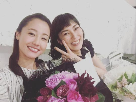 沢尻エリカと板谷由夏（画像は『板谷由夏 2017年6月10日付Instagram「母になる オールアップ!!」』のスクリーンショット）