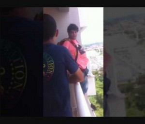 【海外発！Breaking News】ブラジルのお騒がせ男、高層階バルコニーからパラシュート・ジャンプ！＜動画あり＞