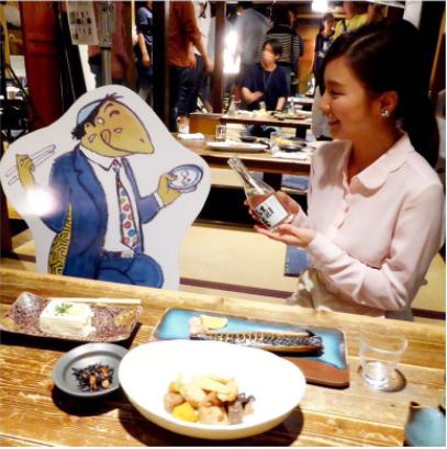 “カッパ課長”と真野恵里菜（画像は『Erina Mano 2017年6月15日付Instagram「黄桜さんの生酛山廃生貯蔵酒（きもとやまはいなまちょぞうしゅ）のCMに出演させていただきます」』のスクリーンショット）
