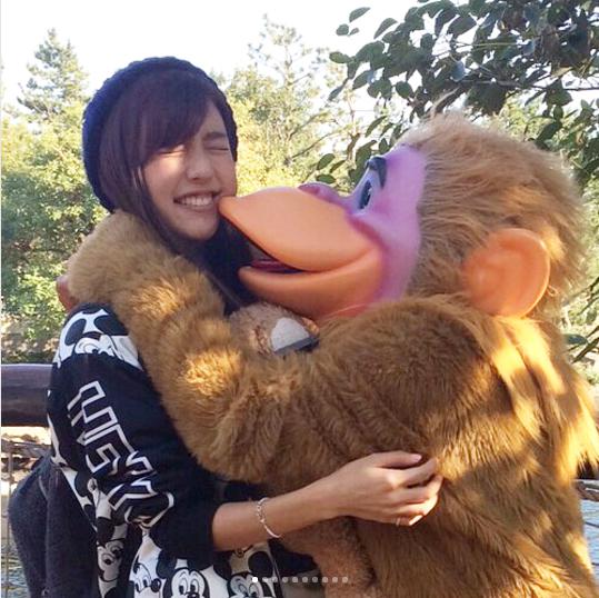 真野恵里菜とモンキー（画像は『Erina Mano 2017年6月15日付Instagram「スライドして見てね」』のスクリーンショット）