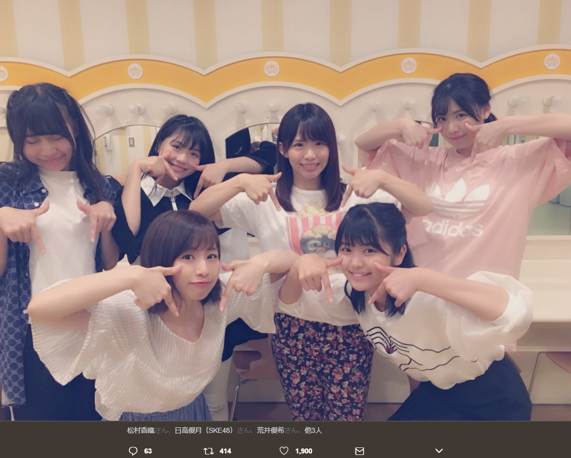 “TTポーズ”するSKE48メンバー（画像は『大場美奈 2017年6月29日付Twitter「流行りのTTポーズ」』のスクリーンショット）