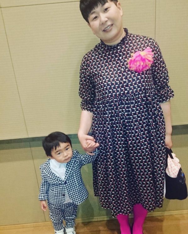 （画像は『鈴木おさむ 2017年6月11日付Instagram「結婚式。人生初スーツを着る笑福。」』のスクリーンショット）
