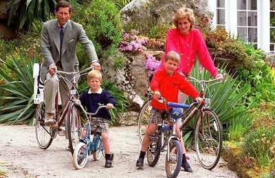 幸せだった頃の一家（画像は『Lady Diana Foundation 2015年6月3日付Facebook「Adorable Memories: Prince Charles with Princess of Wales, Diana and their sons, Prince Harry (left) and Prince William on holiday in the Scilly Isles. [1 June 1989]」』のスクリーンショット）