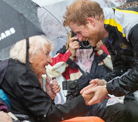 今では王室に欠かせぬ存在のヘンリー王子（画像は『Kensington Palace 2017年6月7日付Instagram「So nice to see you again Daphne! And a big thank you to everyone who waited in the rain to say hello to Prince Harry in Sydney today.」（PA）』のスクリーンショット）