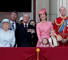 【イタすぎるセレブ達】ジョージ王子＆シャーロット王女、行事での愛らしい姿に英国中が熱狂