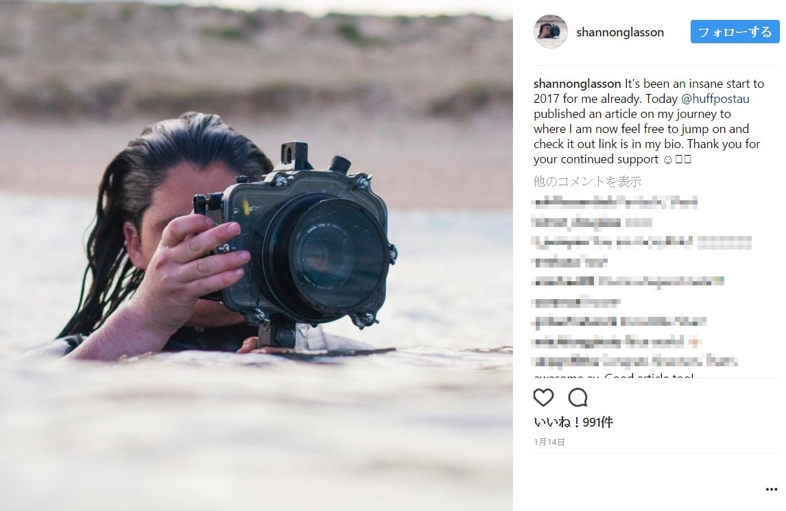 波に飲み込まれそうになっても写真を撮り続ける女性（画像は『Shannon Glasson Photography 2017年1月14日付Instagram「It's been an insane start to 2017 for me already.」』のスクリーンショット）