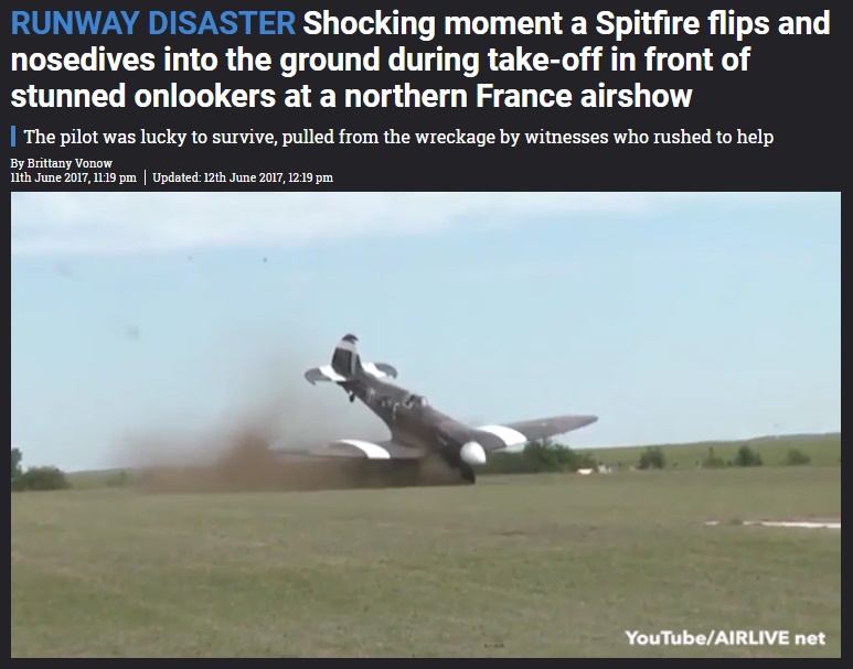 フランスの航空ショーで飛行機が転覆（画像は『The Sun　2017年6月11日付「RUNWAY DISASTER Shocking moment a Spitfire flips and nosedives into the ground during take-off in front of stunned onlookers at a northern France airshow」（YouTube/AIRLIVE net）』のスクリーンショット）