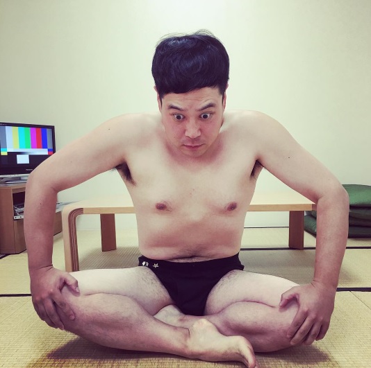 片岡鶴太郎のヨガポーズを真似るタカ（画像は『タカトシタカ 2017年6月14日付Instagram「タカ岡鶴太郎　サラダで体重93→86キロに」』のスクリーンショット）