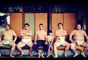 【イタすぎるセレブ達】ジゼル・ブンチェンのNFL夫、相撲部屋で力士とぶつかり稽古