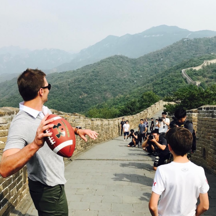 米・人気QBトム・ブレイディが万里の長城でロングパス！（画像は『Tom Brady 2017年6月18日付Instagram「Great Wall…」』のスクリーンショット）