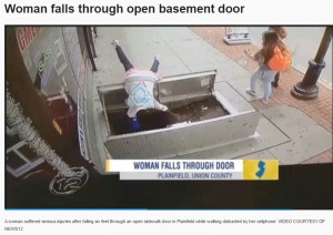 【海外発！Breaking News】歩きスマホの女性、気づかずガス管工事中の穴に転落（米）