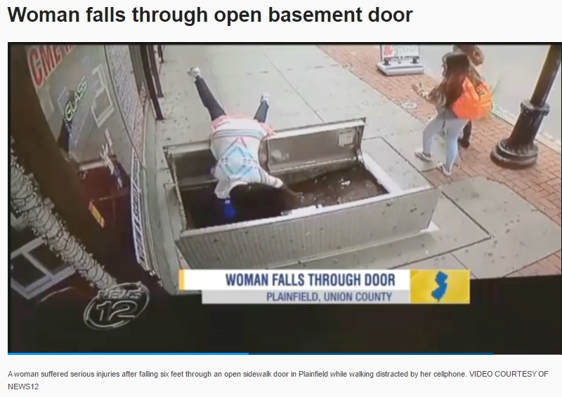 歩道の女性、歩きスマホに夢中で穴に転落（画像は『MyCentralJersey.com　2017年6月8日付「Woman stable after fall through Plainfield sidewalk door」（VIDEO COURTESY OF NEWS12）』のスクリーンショット）