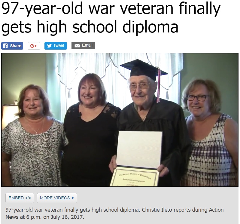 高校卒業証書を手にした97歳男性（画像は『6abc Action News　2017年7月16日付「97-year-old war veteran finally gets high school diploma」（WPVI）』のスクリーンショット）