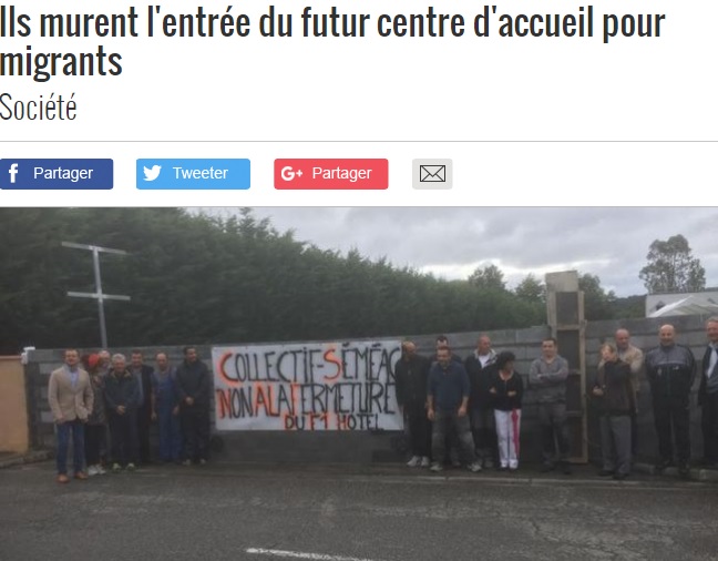 ホテルに沿って設置された壁（画像は『La Nouvelle République des Pyrénées　2017年7月24日付「Ils murent l'entrée du futur centre d'accueil pour migrants」（DDM）』のスクリーンショット）