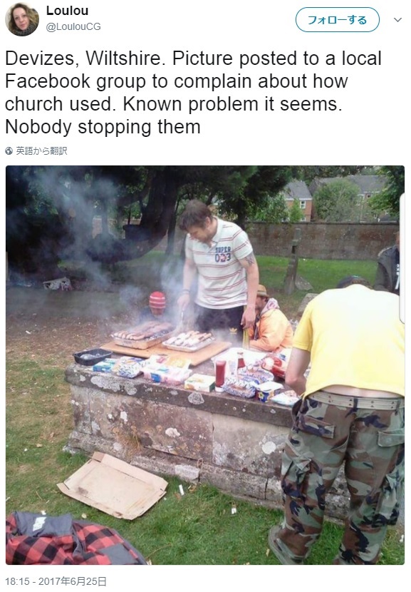 墓石の上でBBQ（画像は『Loulou 2017年6月25日付Twitter「Devizes, Wiltshire. Picture posted to a local Facebook group to complain about how church used.」』のスクリーンショット）