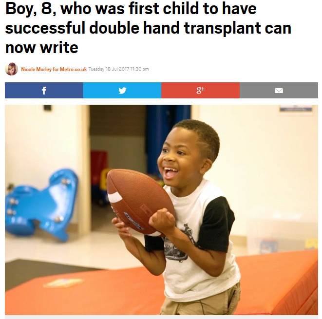 両手の移植手術が成功した米少年（画像は『Metro　2017年7月18日付「Boy, 8, who was first child to have successful double hand transplant can now write」（Picture: PA）』のスクリーンショット）