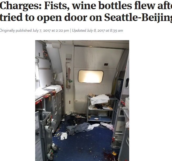 騒ぎが起きた機内（画像は『The Seattle Times　2017年7月7日付「Charges: Fists, wine bottles flew after passenger tried to open door on Seattle-Beijing flight」（Courtesy of U.S. Attorney’s Office）』のスクリーンショット）