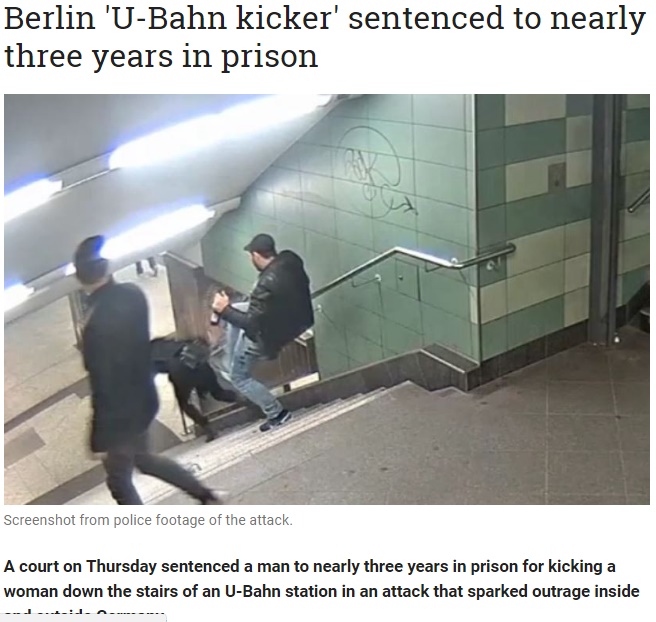 ベルリンの地下鉄駅で男が階段の女性を背後から蹴り落とす（画像は『THE LOCAL de　2017年7月6日付「Berlin ‘U-Bahn kicker’sentenced to nearly three years in prison」（Screenshot from police footage of the attack）』のスクリーンショット）