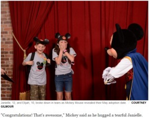 【海外発！Breaking News】ミッキーマウスからサプライズ　養子縁組の知らせに姉弟が涙（米）＜動画あり＞