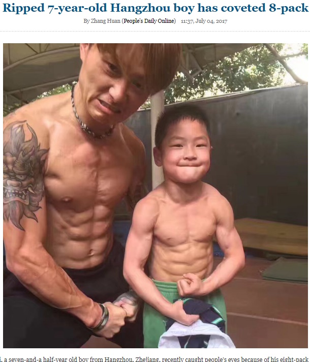 7歳男児の腹部に最強の8パック（画像は『People's Daily Online　2017年7月4日付「Ripped 7-year-old Hangzhou boy has coveted 8-pack」』のスクリーンショット）