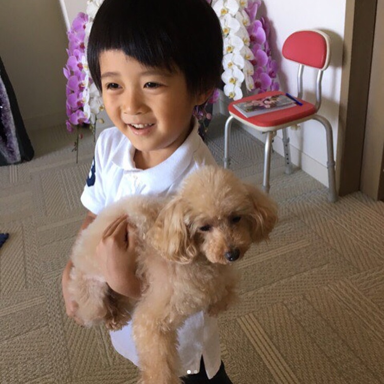 「カンカンもこの笑顔」と市川海老蔵（画像は『市川海老蔵　2017年7月15日付Instagram「Yume-chan, the dog Mao used to keep came to our home.」』のスクリーンショット）
