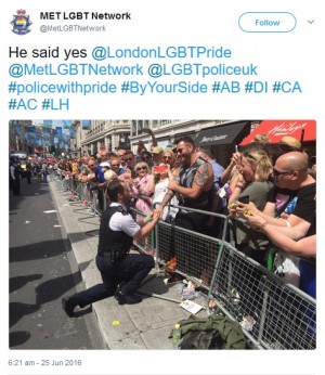 【海外発！Breaking News】LGBTイベントで同性恋人にプロポーズした警察官　嫌がらせコメントが殺到（英）