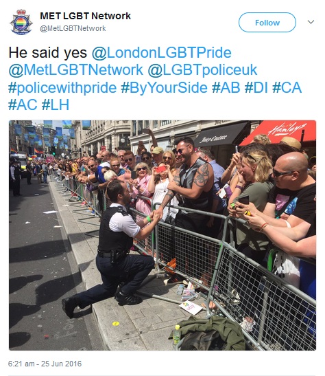 恋人にプロポーズしたゲイの警察官（画像は『MET LGBT Network　2016年6月25日付Twitter「He said yes」』のスクリーンショット）
