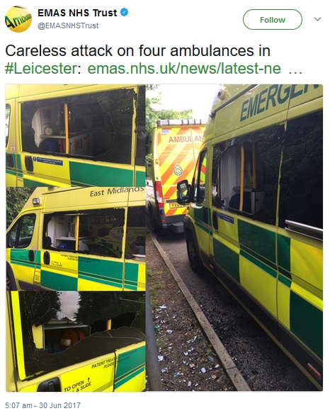 破壊された救急車（画像は『EMAS NHS Trust　2017年6月30日付Twitter「Careless attack on four ambulances in ＃Leicester」』のスクリーンショット）