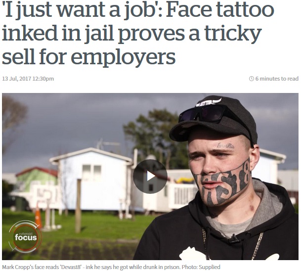 服役中、顔にタトゥーを彫ってしまった男性（画像は『NZ Herald　2017年7月13日付「‘I just want a job’: Face tattoo inked in jail proves a tricky sell for employers」（Photo: Supplied）』のスクリーンショット）