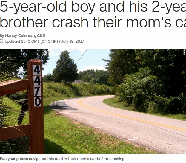 幼い兄弟、車を運転して祖父の家へ（画像は『CNN　2017年7月19日付「5-year-old boy and his 2-year-old brother crash their mom's car」』のスクリーンショット）