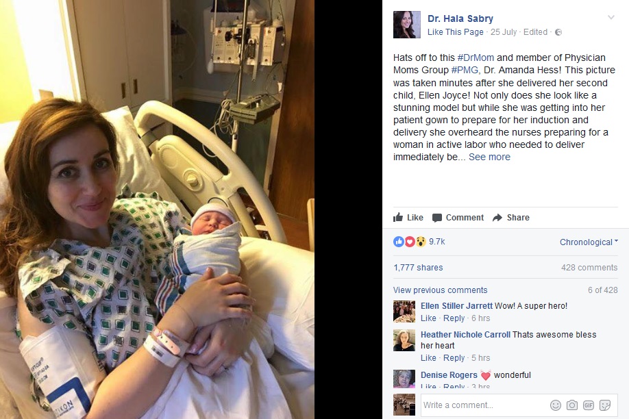 患者の分娩介助後に出産した女医（画像は『Dr. Hala Sabry　2017年7月26日付Facebook「Hats off to this ＃DrMom and member of Physician Moms Group ＃PMG, Dr. Amanda Hess!」』のスクリーンショット）