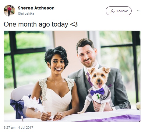 結婚式で“大役”を務めた愛犬とカップル（画像は『Sheree Atcheson　2017年7月4日付Twitter「One month ago today ＜3」』のスクリーンショット）