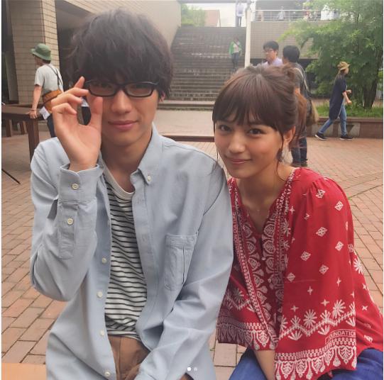 福士蒼汰と川口春奈（画像は『公式「愛してたって、秘密はある。」　2017年7月5日付Instagram「あの名シーン！爽のめがね外しシーンのオフショット」』のスクリーンショット）