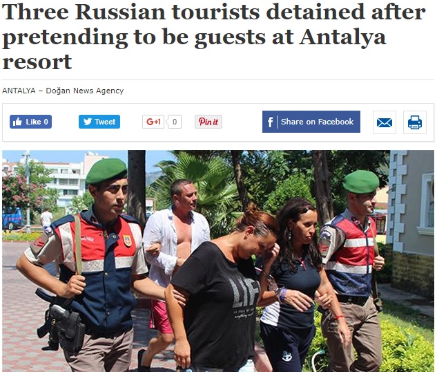 逮捕されたロシア人観光客（画像は『Hürriyet Daily News　2017年7月5日付「Three Russian tourists detained after pretending to be guests at Antalya resort」』のスクリーンショット