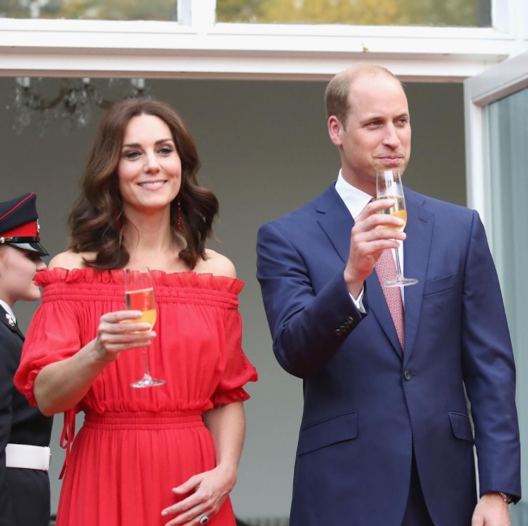 キャサリン妃、髪型も女性らしく（画像は『Kensington Palace　2017年7月20日付Instagram「The Duke and Duchess toast Her Majesty The Queen at the garden party in her honour at the Ambassador's Residence in Berlin.」』のスクリーンショット）