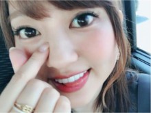 【エンタがビタミン♪】菊地亜美、交際報道後に笑顔で“指ハート”　早くも祝福が寄せられる