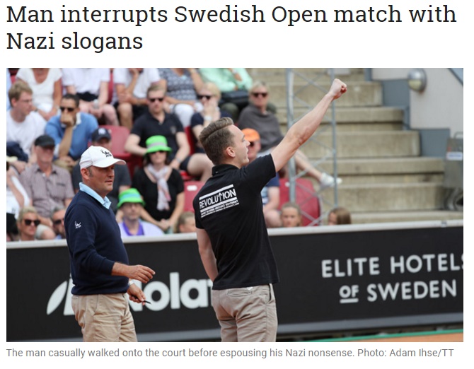 男子テニス「スウェーデン・オープン」コートにネオナチが侵入（画像は『The Local se　2017年7月22日付「Man interrupts Swedish Open match with Nazi slogans」（Photo: Adam Ihse/TT）』のスクリーンショット）