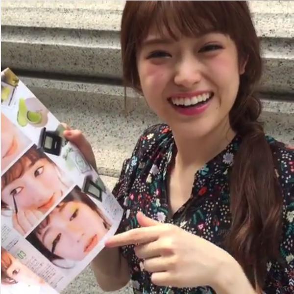満面の笑みを見せる松村沙友理（画像は『CanCamオフィシャル　2017年7月26日付Instagram「まっちゅんが見ているのは、＃CanCam9月号のカラーメークページ！」』のスクリーンショット）