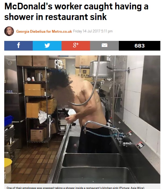 マクドナルド従業員がシンクでシャワー（画像は『Metro　2017年7月14日付「McDonald’s worker caught having a shower in restaurant sink」（Picture: Asia Wire）』のスクリーンショット）