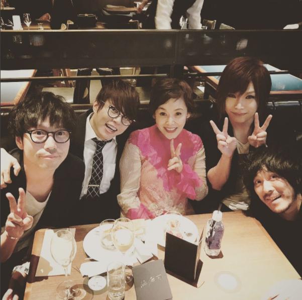 大竹しのぶを囲んで（画像は『西川貴教　2017年7月18日付Instagram「大竹しのぶさんの還暦のお祝いパーティー♪」』のスクリーンショット）